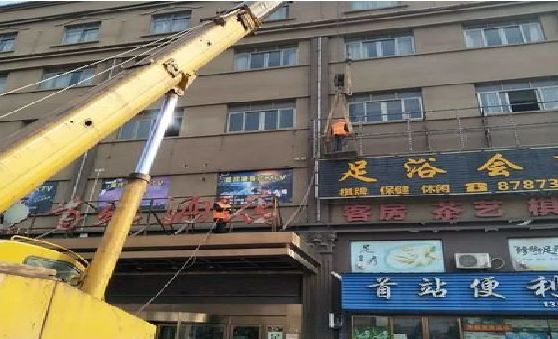 光泽安装较高的门店招牌有什么好的方法？